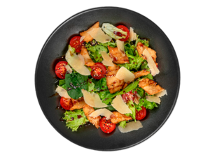 Румяная курочка с миксом салата и томатами